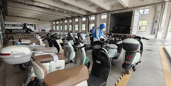泸州市城西垃圾压缩中转站协助江阳区市场监督管理局集中销毁违规电动车